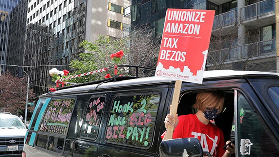 En bilburen protest utanför Amazons kontor i amerikanska Seattle på första maj. Foto: Ted S Warren/AP/TT