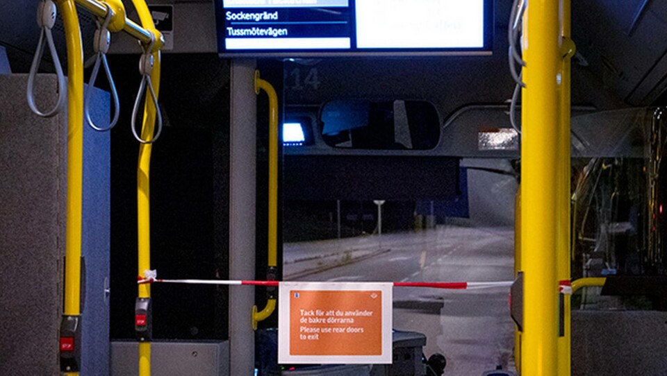 Bussarnas främre dörrar kommer förbli stängda ett bra tag till, såvida inte smittrisken för förarna förändras. Foto: Pär Fredin/TT