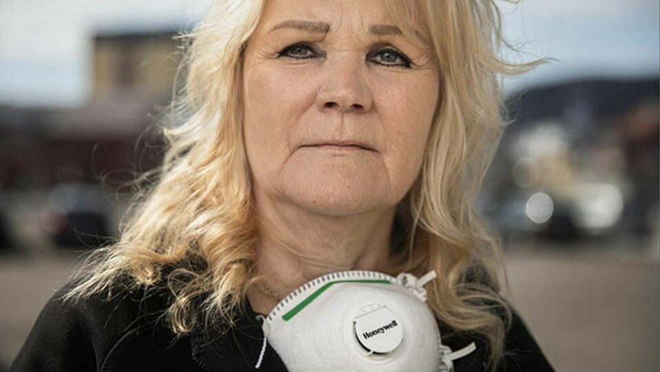 Gunilla Eliasson, huvudskyddsombud för hemtjänstpersonal i Kiruna, la sammanlagt tre skyddsstopp under april i år – Vi borde ha haft de blåa munskydden hela tiden när vi går in till brukare för att förebygga smitta. Det har varit brist på vanliga munskydd också. Foto: Fredrik Alm / TT