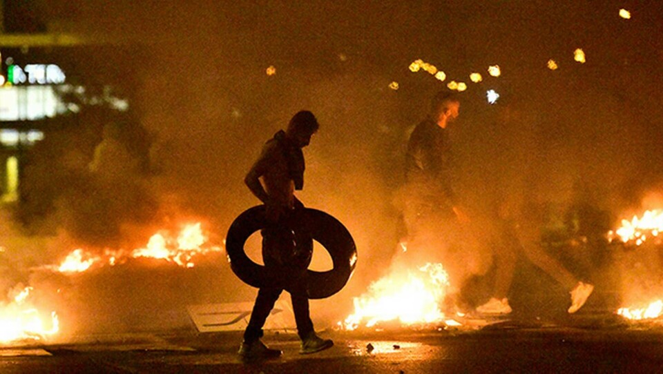 Demonstranter bränner däck efter koranbränningen i Malmö förra helgen. Foto: TT