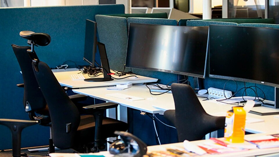 Allt fler företag ber sina anställda att jobba hemifrån efter Folkhälsomyndighetens uppmaning tidigare i veckan. Arbetsplatser ekar tomt och nu måste arbetsdagens rutiner istället infinna sig i hemmet. Foto: Lise Åserud/NTB scanpix/TT