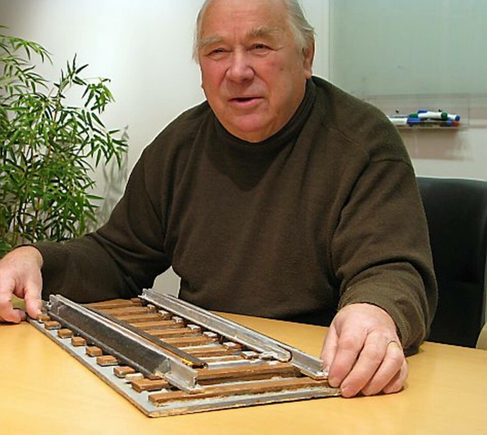 Sten Jonsson visar en skalmodell av sin patenterade konstruktion som hindrar snö och is från att blockera tågväxlarna. Foto: Lars Anders Karlberg