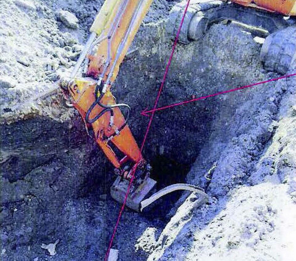 Väggarna var för raka och jordmassor från gropens sidor rasade över grovarbetaren. Han fick omfattande frakturer på bröstkorgen och flera av hans inre organ skadades svårt. Mannen avled av skadorna. Foto: Arbetsmiljöverket