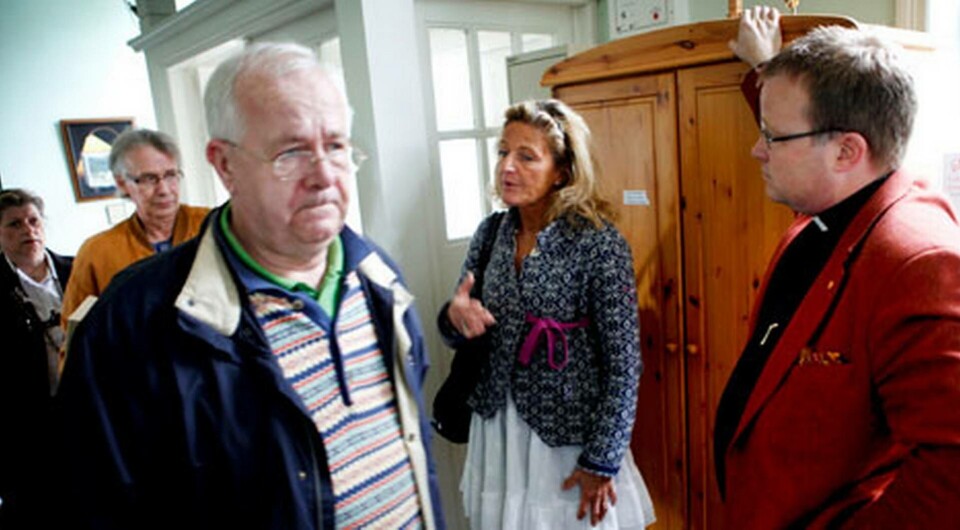 Thomas Ekelund, kyrkofullmäktiges ordförande, Eva Karsten, arbetsmiljöinspektör, och kyrkoherde Henric Nilson möts i Skanör-Falsterbo. Foto: Pontus Tideman