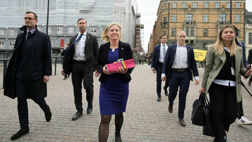 Finansminister Magdalena Andersson (S) promenerar till riksdagen med budgetpropositionen för 2022. Foto: Anders Wiklund/TT