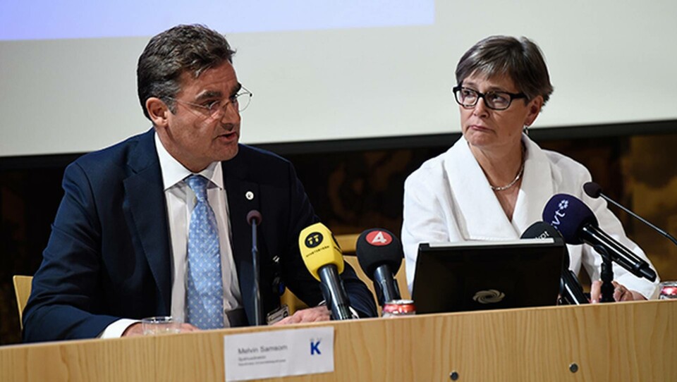 Melvin Samsom, sjukhusdirektör på Karolinska Universitetssjukhuset, och Nina Nelson Follin, chefläkare, svarar på resultatet av den externa utredning som gjorts kring överläkaren Paolo Macchiarinis verksamhet vid Karolinska universitetssjukhuset under en pressträff i Stockholm. Foto: TT-Bild