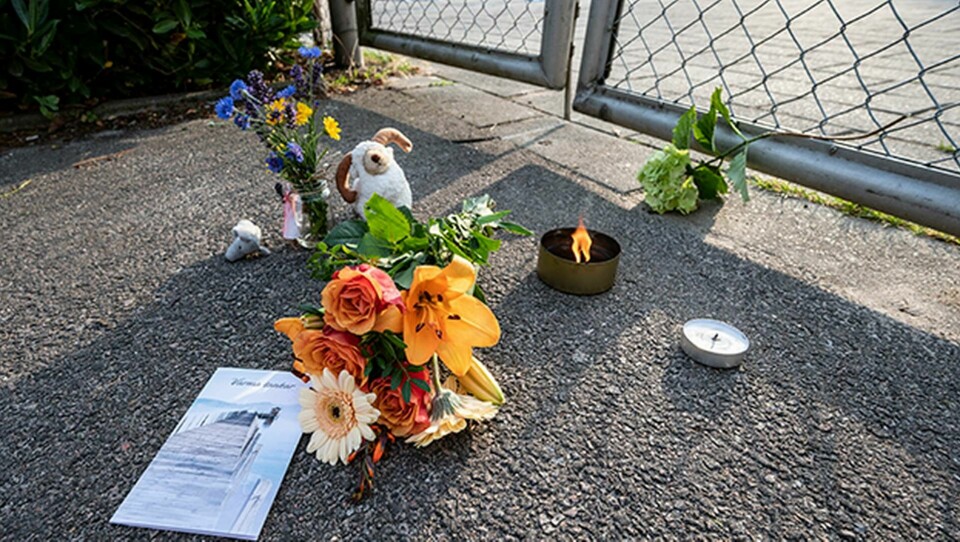 Blommor, ljus och nallar utanför simbassängen i Skanör-Falsterbo efter att en pojke omkommit i en drunkningsolycka den 18 augusti 2020. Foto: Johan Nilsson/TT