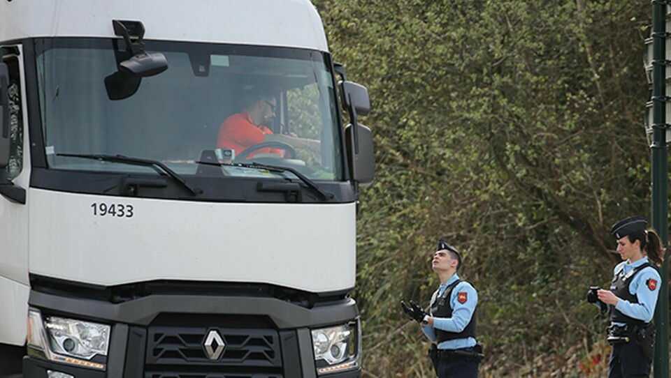 Fransk polis kontrollerar en lastbil i Ustaritz i sydvästra Frankrike. Foto: AP Photo/Bob Edme/TT
