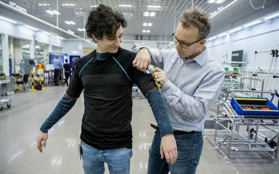 Lars Hanson ser till att sensorerna hamnar rätt på tröjan som produktionsingenjören Juan Luis Jiménez Sánchez har på sig. Foto: Claudio Bresciani/TT