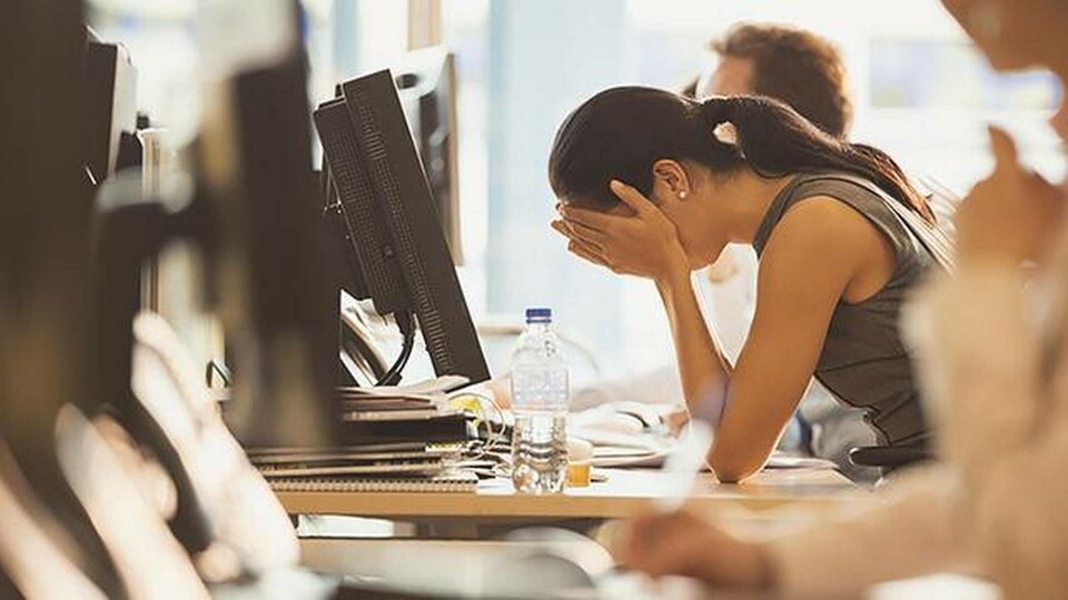 Åh nej, inte igen! Drygt 24 procent av deltagarna i undersökningen störde sig på dålig internetuppkoppling och 12 procent la i snitt mer än en kvart per dag på att hitta rätt dokument på servern. Foto: Alamy
