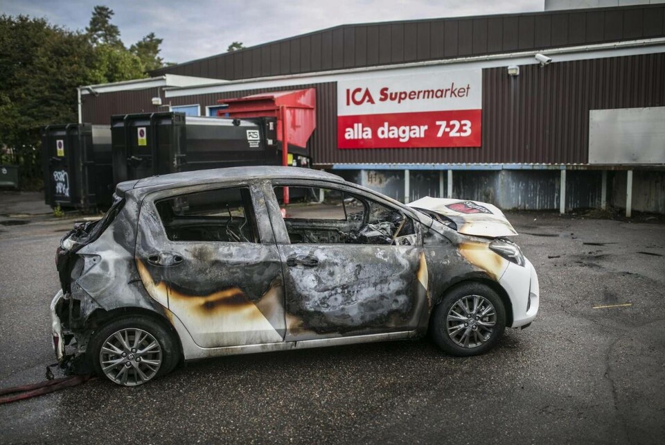 Angriparna kastade gatsten och avfyrade raketer mot väktarna. Den ena bilen blev totalt utbränd i attacken som ägde rum sent en kväll i Trollhättan. Foto: Andreas Olsson/TTELA/IBL