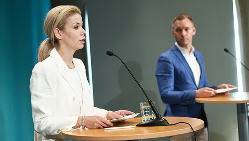 Stockholm stads finansborgarråd Anna König Jerlmyr (M) och äldre- och trygghetsborgarrådet Erik Slottner (KD) efterfrågar tydligare riktlinjer gällande skyddsutrustning vid en pressträff under fredagen. Foto: Fredrik Sandberg/TT