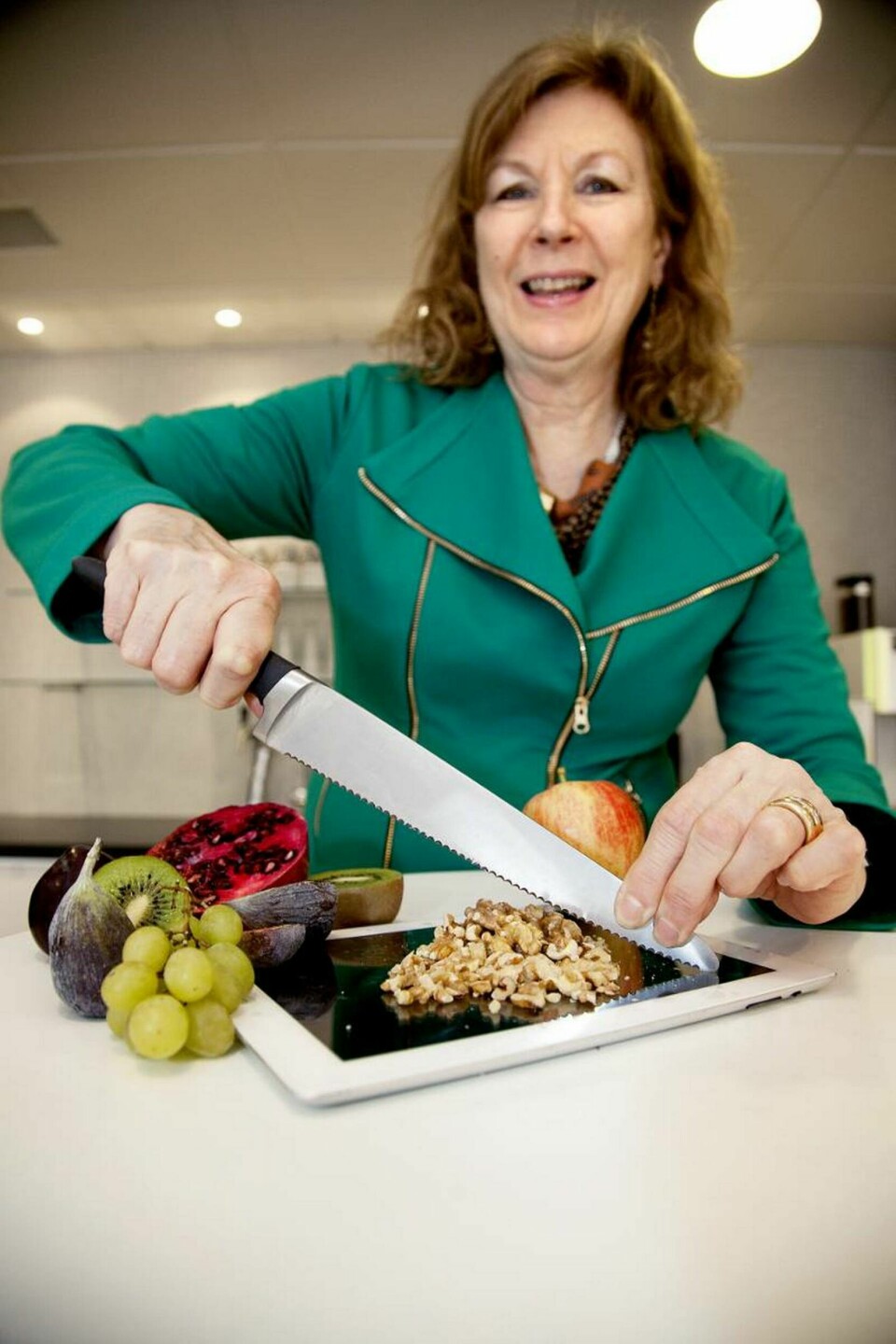 Arbetarskydds Elisabeth Vene hackar valnötter till mellanmålet på en Ipad med härdat glasskydd. Foto: Jörgen Appelgren