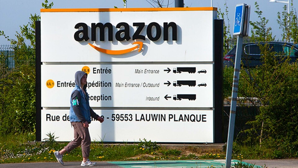 Entrén till Amazons i Douai, i norra Frankrike. I torsdags stängdes sex lagerbyggnader för rengöring. Sedan flera veckor tillbaka klagar personalen hos Amazon över brister i skyddet mot coronaviruset. Foto: AP Photo/Michel Spingler/TT Entrén till Amazons i Douai, i norra Frankrike. I torsdags stängdes sex lagerbyggnader för rengöring. Sedan flera veckor tillbaka klagar personalen hos Amazon över brister i skyddet mot coronaviruset. Foto: AP Photo/Michel Spingler/TT