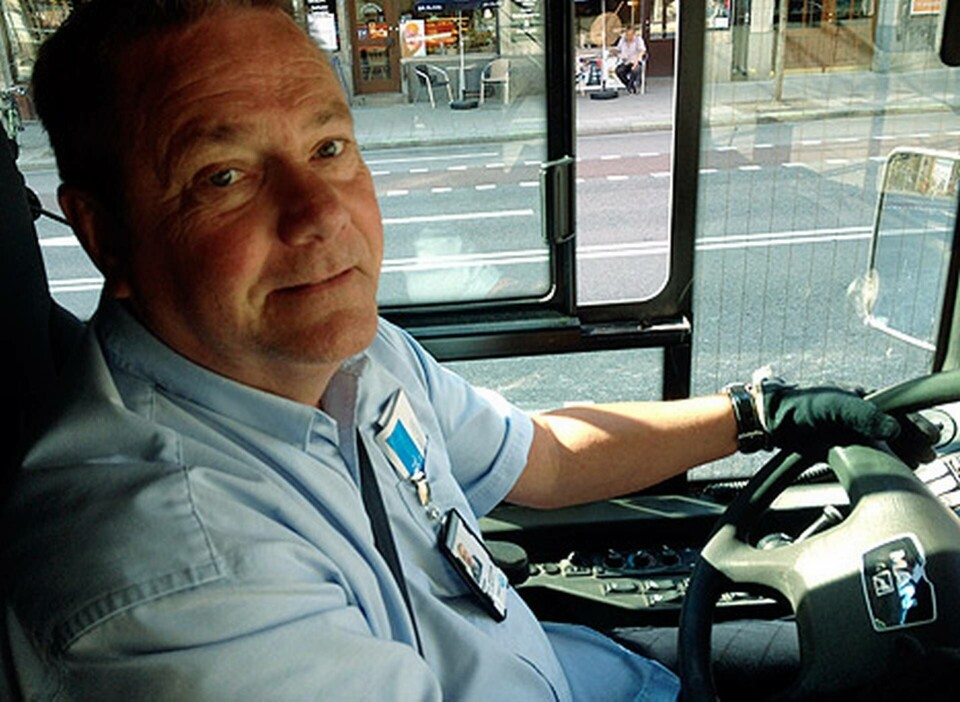 Roland Lönnerfeldt har kört buss i 14 år och tycker att entreprenörsbytena har varit tärande. Han är glad över det nya avtalet som Bussarbetsgivarna och Kommunal kommit överens om. Foto: Elinor Torp