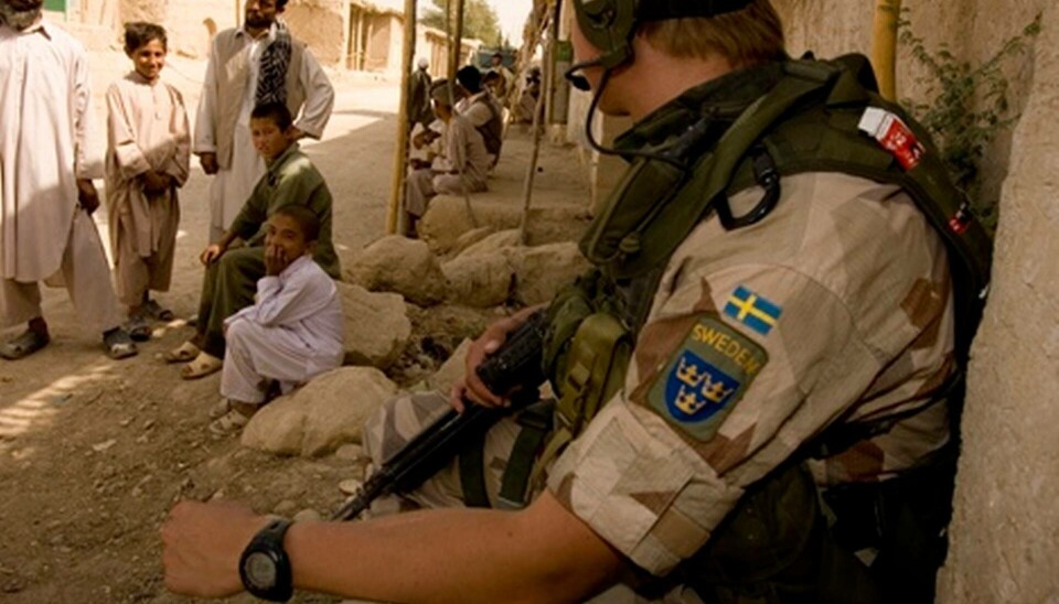 En svensk soldat vilar ut i skuggan i en gränd i Mazar-e Sharif. Foto: Alexander Karlsson/Combat Camera