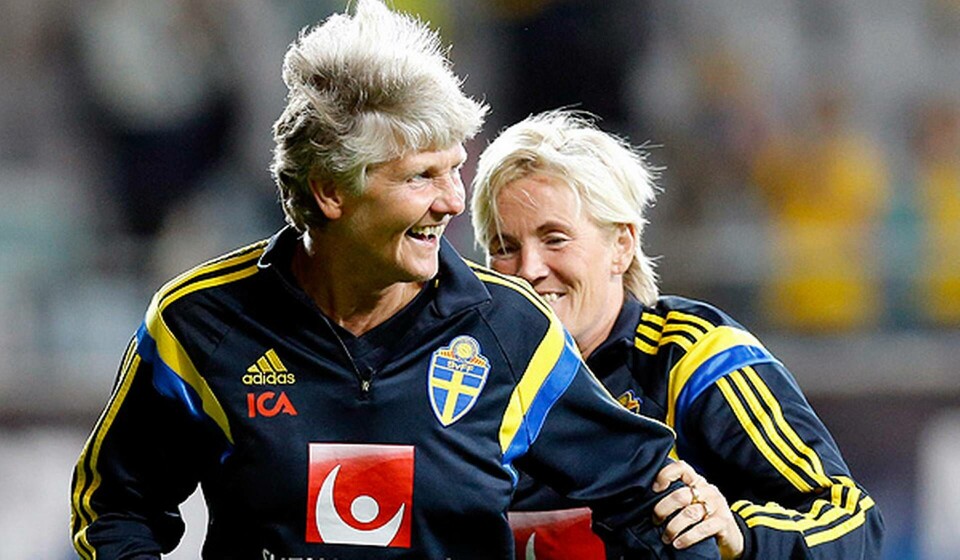 Förbundskapten Pia Sundhage firar med assisterande Lilie Persson (t h) efter VM-kvalmatchen i fotboll mellan Sverige och Skottland på Gamla Ullevi i Göteborg. Sverige besegrade Skottland med 2-0. Foto: Adam Ihse/TT-Bild
