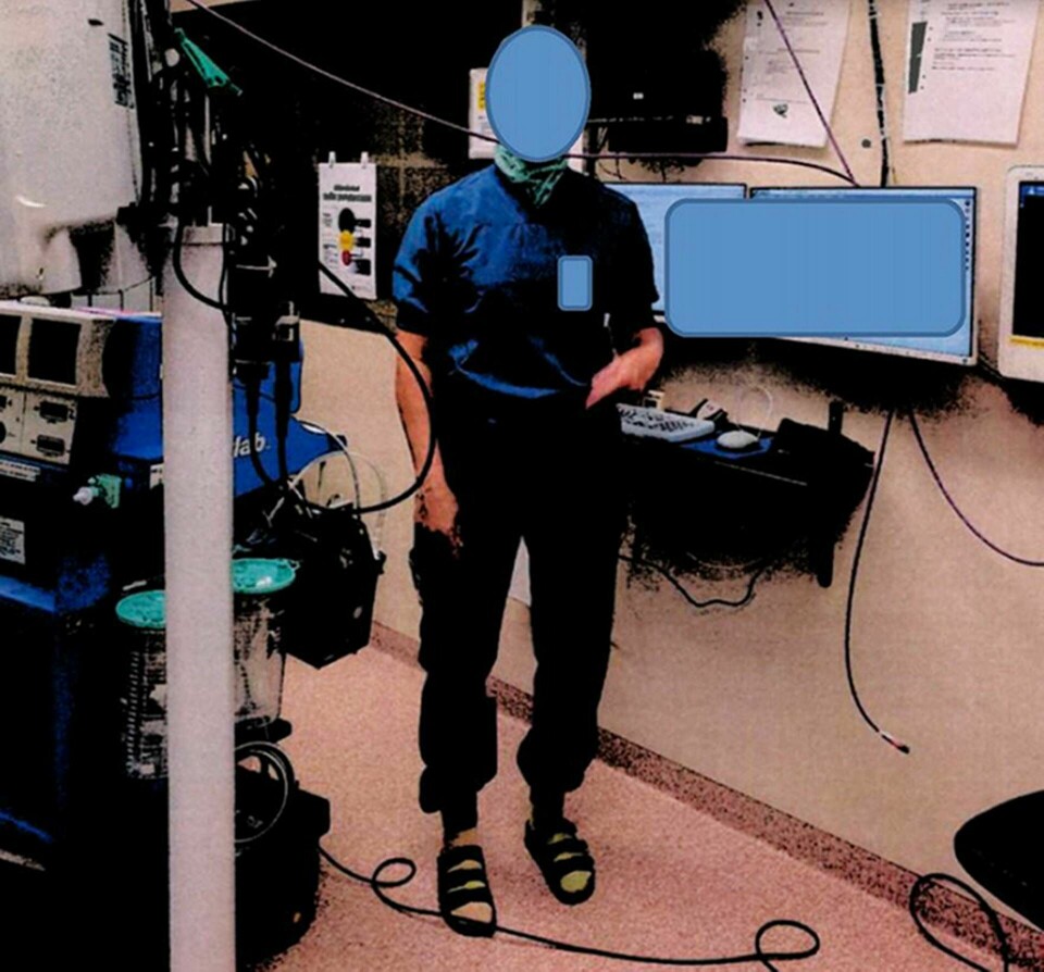 Ur Arbetsmiljöverkets handlingar: Foto från operationssal. Sladdar som hänger/ ligger på olika höjd.