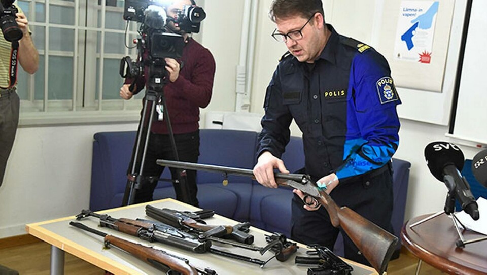 Mikael Johannesson, forensiker, NFC, visar upp beslagtagna vapen under Polisens pressträff om vapenamnesti. Foto: Claudio Bresciani / TT-Bild