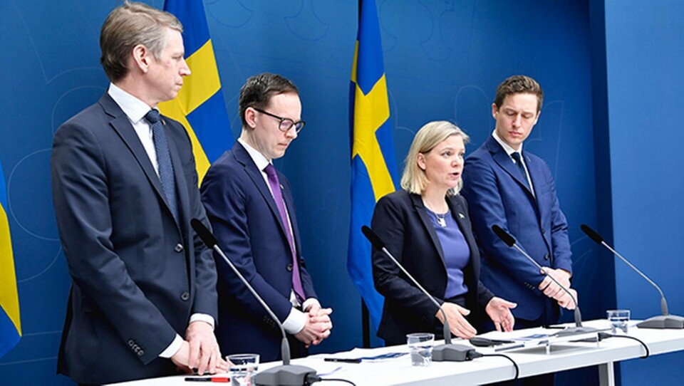 Finansmarknadsminister Per Bolund (MP), Mats Persson ekonomisk-politisk talesperson Liberalerna, finansminister Magdalena Andersson (S), och Emil Källström ekonomisk-politisk talesperson Centerpartiet, under en pressträff i Rosenbad. Regeringen lanserar stödpaket på över 300 miljarder kronor till näringslivet. Foto: Jessica Gow/TT