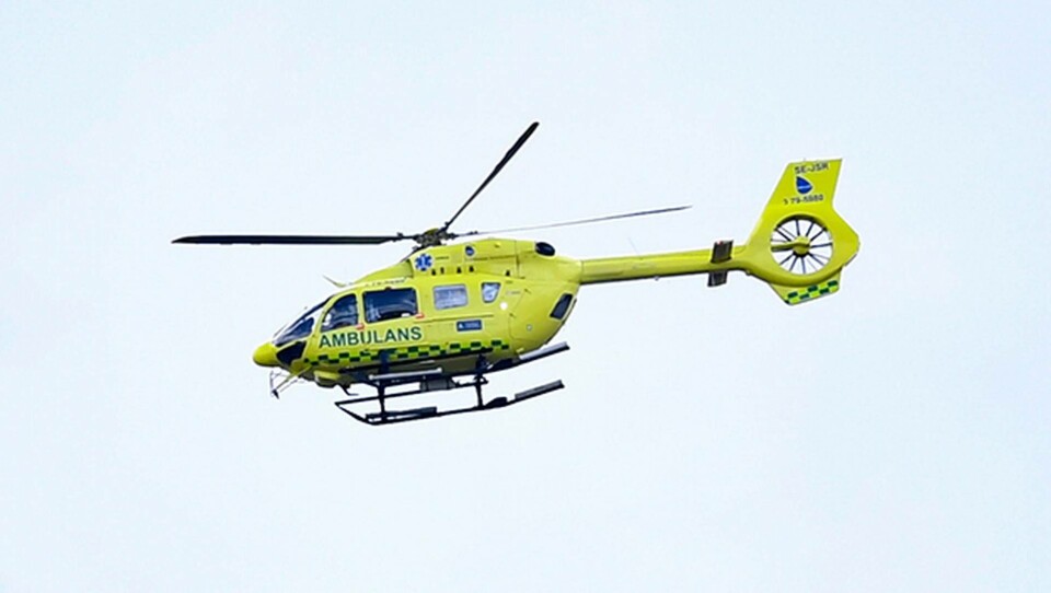 En man i 50-årsåldern har förts till sjukhus med ambulanshelikopter, efter att ha fallit fem meter och slagit sig medvetslös på en arbetsplats i Arvika. Foto: Erik Simander/TT