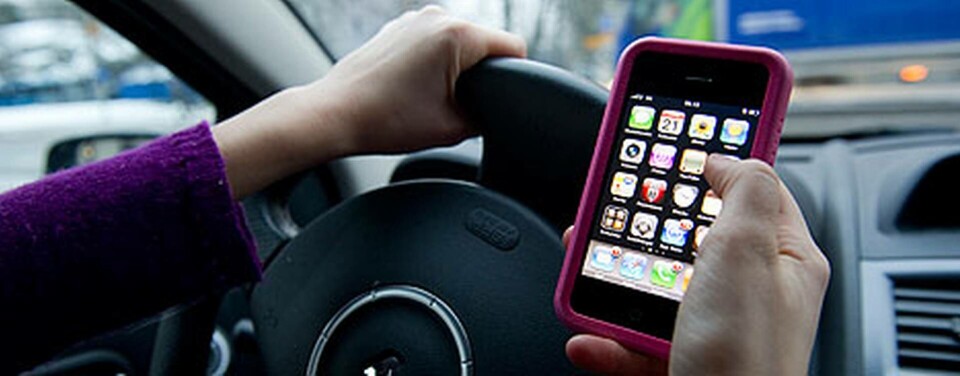 Utskottet konstaterar att mobilen även kan föra med sig andra störande inslag, som till exempel sms. Men det är ännu inte är klarlagt vilka sådana distraktionsmoment som kan framkalla fara eller vårdslöst beteende. Foto: Fredrik Sandberg/Scanpix