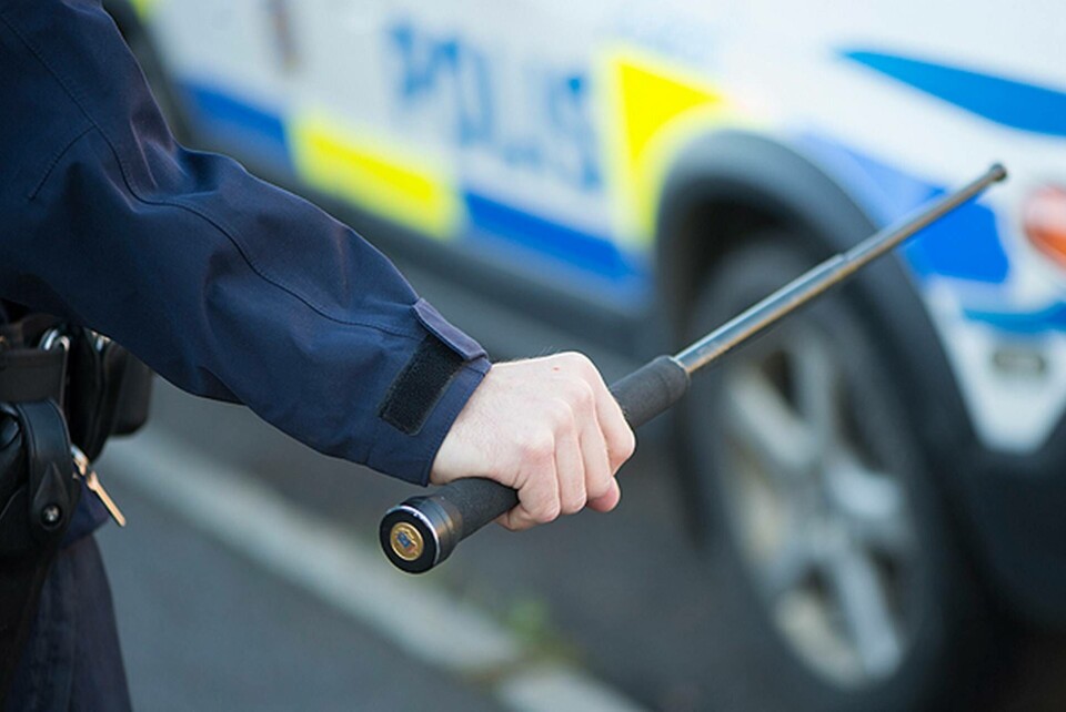 Polisen nya batong är av metall och av teleskopmodell, en så kallad expandermodell. Foto: Fredrik Sandberg / TT-Bild