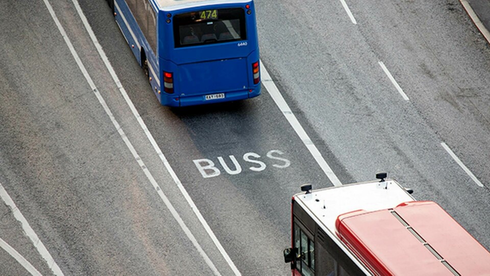 SL i Stockholm fick in över 1 300 anmälningar om busschaufförer som använde mobilen under körning förra året. Foto: Christine Olsson / TT