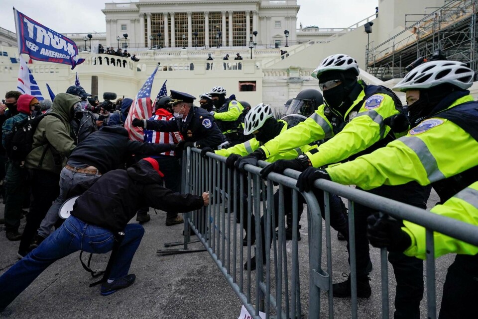Upprorsmakarna struntade i kravallstaketen utanför Kapitolium i Washington och polisens order om att retirera.