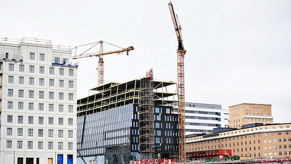 En man dog efter en arbetsplatsolycka nära Karolinska sjukhuset i Solna under lördagen den 11 maj 2019. Enligt uppgifter ska mannen ha fallit från åttonde våningen och saknat skyddslina. Foto: TT-Bild