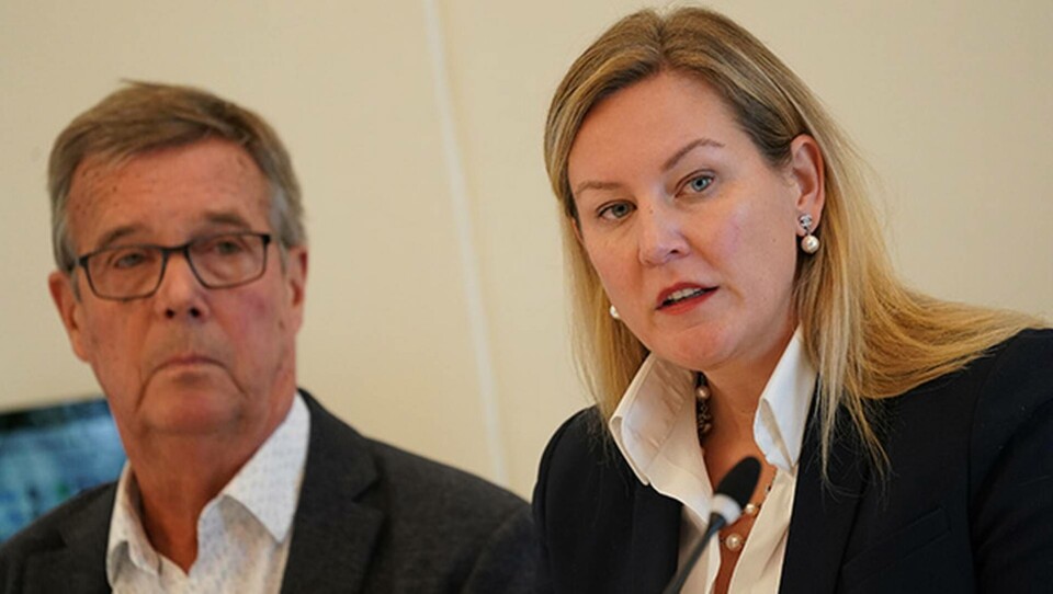 Kommunstyrelsens ordförande Cecilia Bladh in Zito (SD) (till höger) och förste vice ordförande Lars-Göran Ritmer (M) vid en presskonferens i kommunhuset i Hörby. Foto: Johan Nilsson/TT