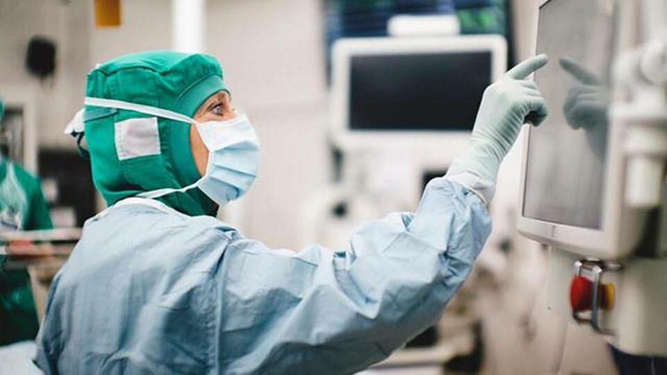 Det krävs en riskanalys för att få klartecken för att låta personer utanför ta del av arbetet i operationssalen på Nya Karolinska Solna.