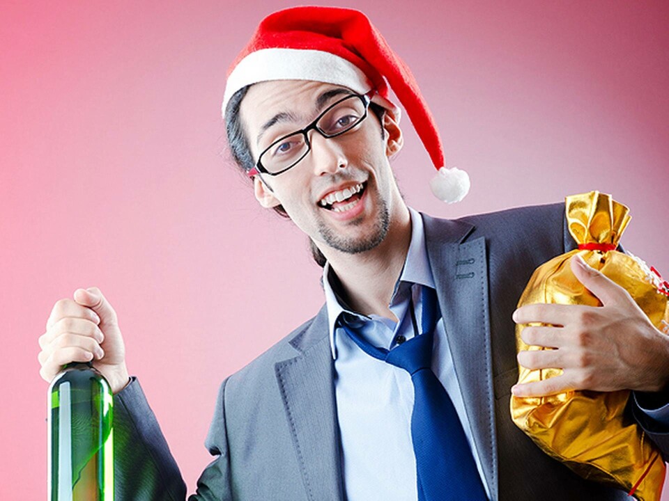 Får ni julklappar? Hur resonerar man kring alkohol i juletid? Vad tycker du om att skåla med chefen/medarbetarna? Berätta hur det är på din arbetsplats. Foto: Colourbox