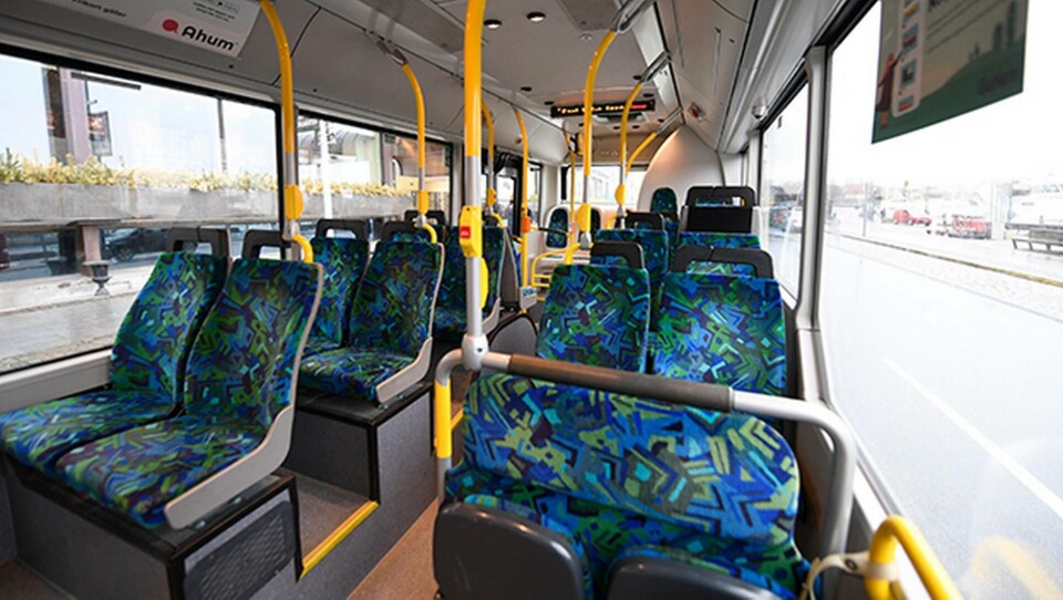 De två främsta stolsraderna nära bussföraren stängs av efter Arbetsmiljöverkets beslut. Foto: Ali Lorestani / TT