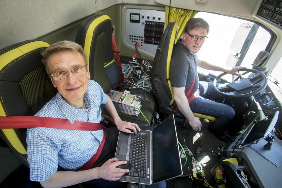 Anders Svensson från Volvo Lastvagnar arbetar med att ta fram programvaran medan Fredrik von Corswant kör lastbilen. Foto: Siv Öberg