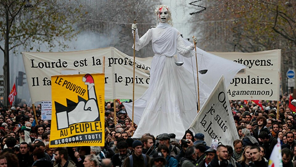 Makten åt folket - vi blockerar allt! står det på ett av plakaten. Nya demonstrationer mot den franska regeringens pensionsreform genomfördes runt om i Frankrike på tisdagen. Foto: Francois Mori/AP/TT