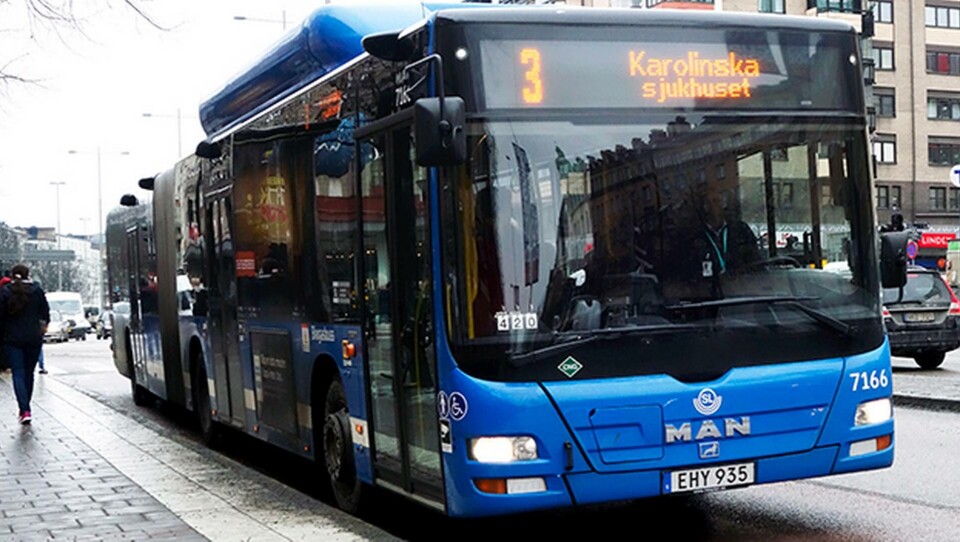 Inga resenärer kommer att få kliva på genom bussarnas framdörr på grund av coronaviruset. Foto: Hasse Holmberg/TT