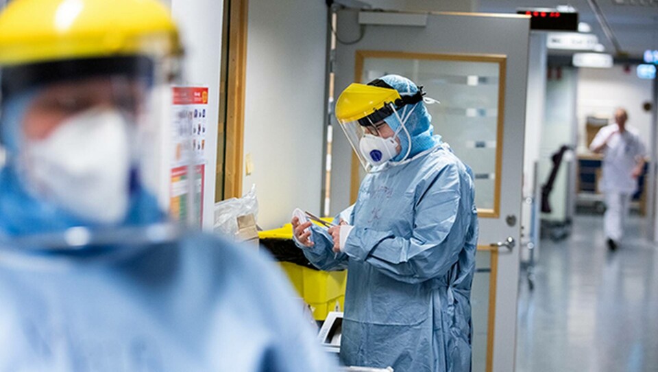 Sjuksköterskor tar på sig skyddsutrustningen innan de går in till patienterna med covid-19. Foto: Magnus Andersson