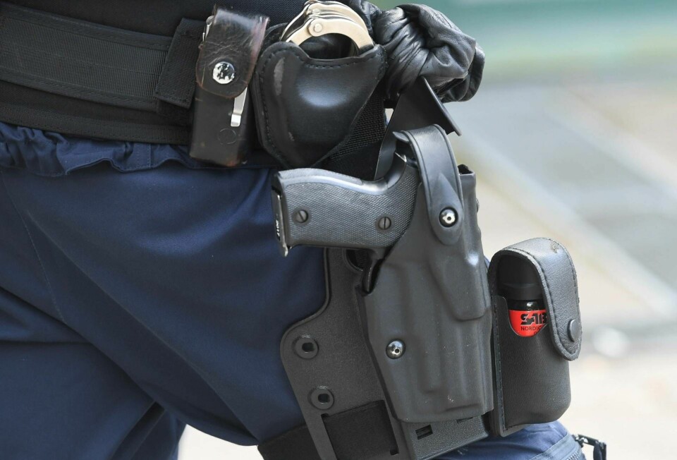 Skyddsombud kräver två beväpnade poliser vid Rinkebys passexpedition.