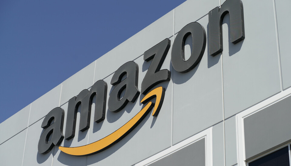 Svart Amazon-logga på en husfasad