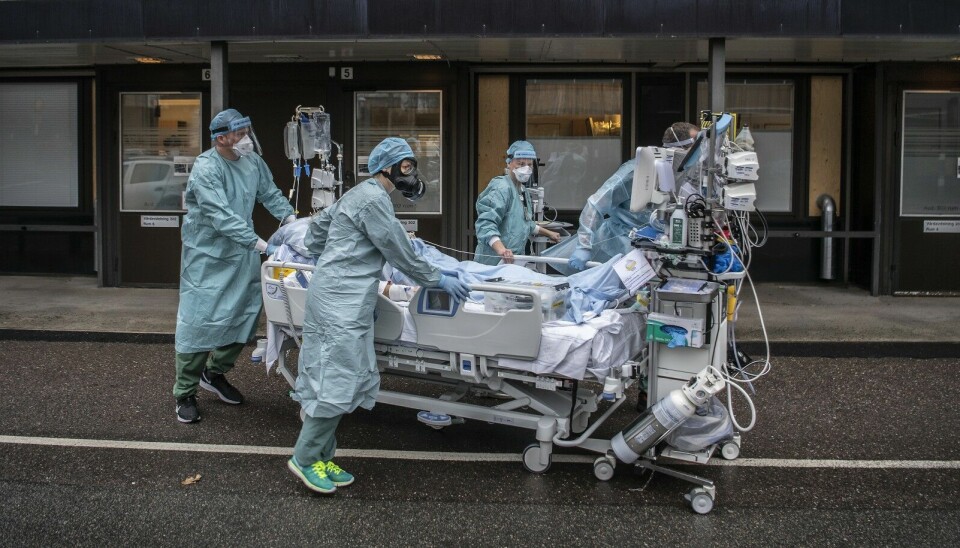 Under pandemin ställdes vårdpersonal inför många dilemman. Här flyttas en patient från infektionsavdelningen till Intensiven på Östra sjukhuset i Göteborg hösten 2020.