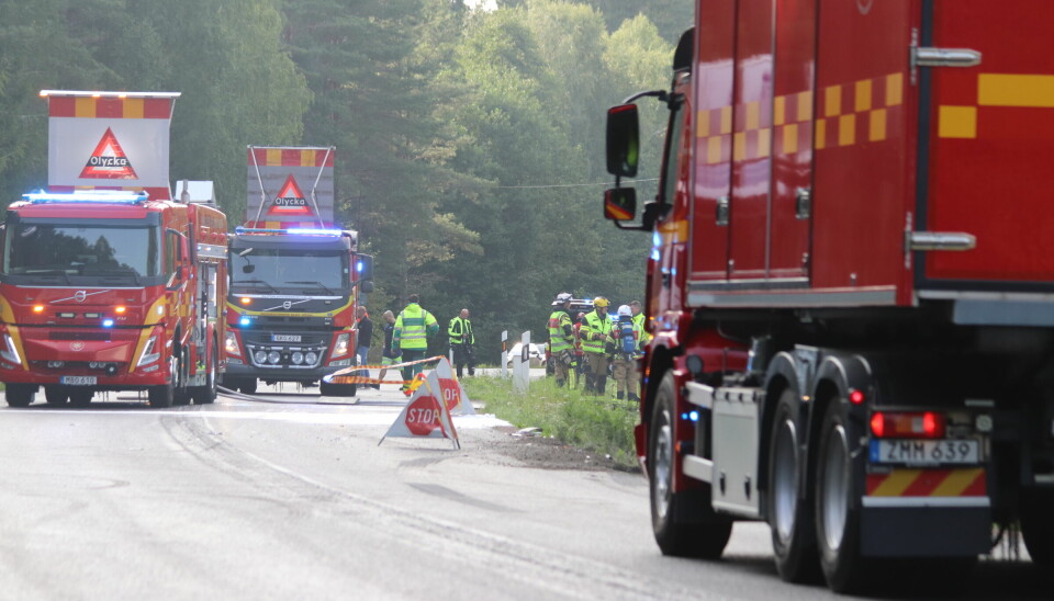Under måndagen skedde en olycka och fem män har omkommit i en frontalkrock mellan en personbil och en lastbil mellan Skara och Falköping.