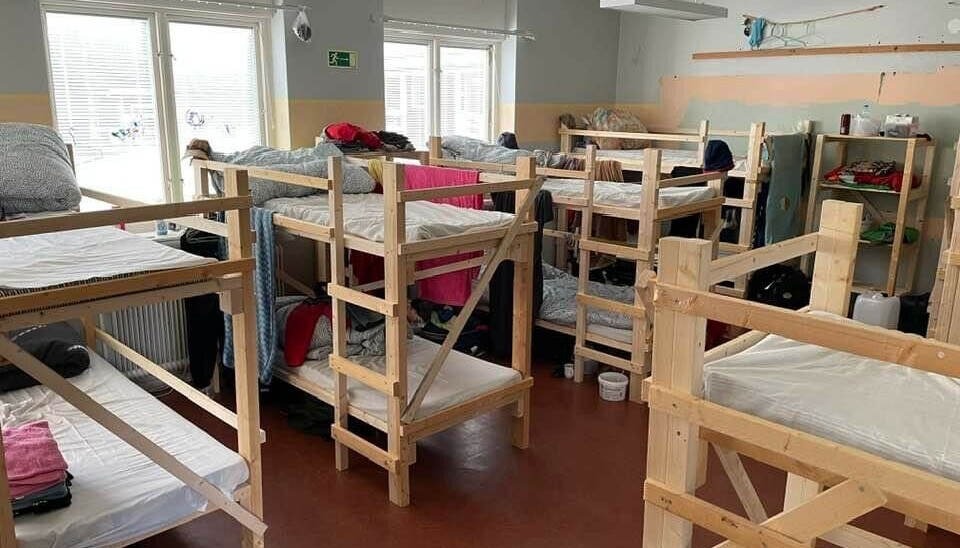 Bärplockarna bor i stora lokaler med våningssängar.