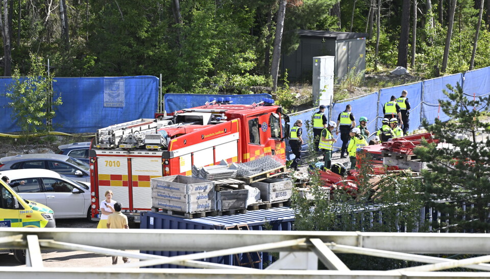 Räddningstjänsten jobbar med att tömma tunneln på rök för att kunna påbörja evakueringen. 17 personer väntar på evakuering.Foto: Henrik Montgomery/ TT