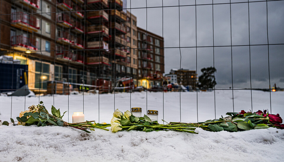 Blommor har lagts ner vid olycksplatsen i Ursvik i Sundbyberg där fem män omkom i en hissolycka.Foto: Magnus Lejhall / TT
