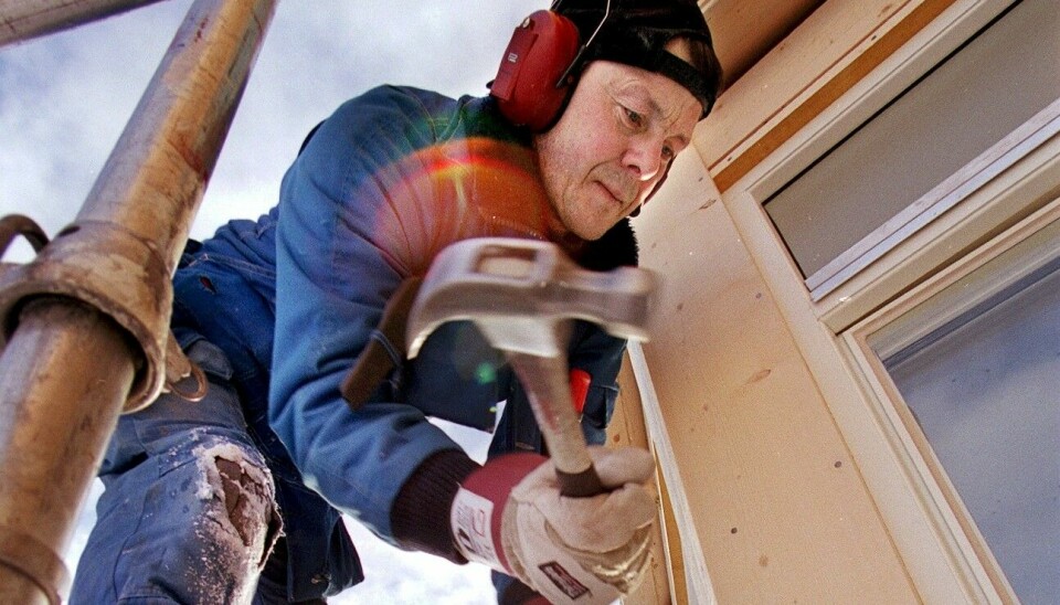 Byggnadsarbetare skyddar hörseln vid arbete utomhus. Arkivbild.