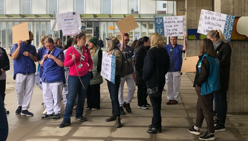 Utanför entrén till Huddinge sjukhus markerade Vårdförbundet inledningen på blockaden mot övertid, mertid och nyanställningar.